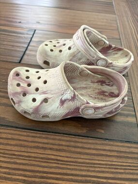 CROCS Kids Marbled Pink Cream Slip-On Clogs